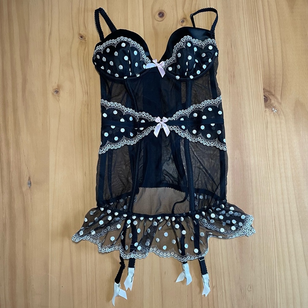 NWOT: Victoria’s Secret 34b bow-back corset garter slip in black/white dot